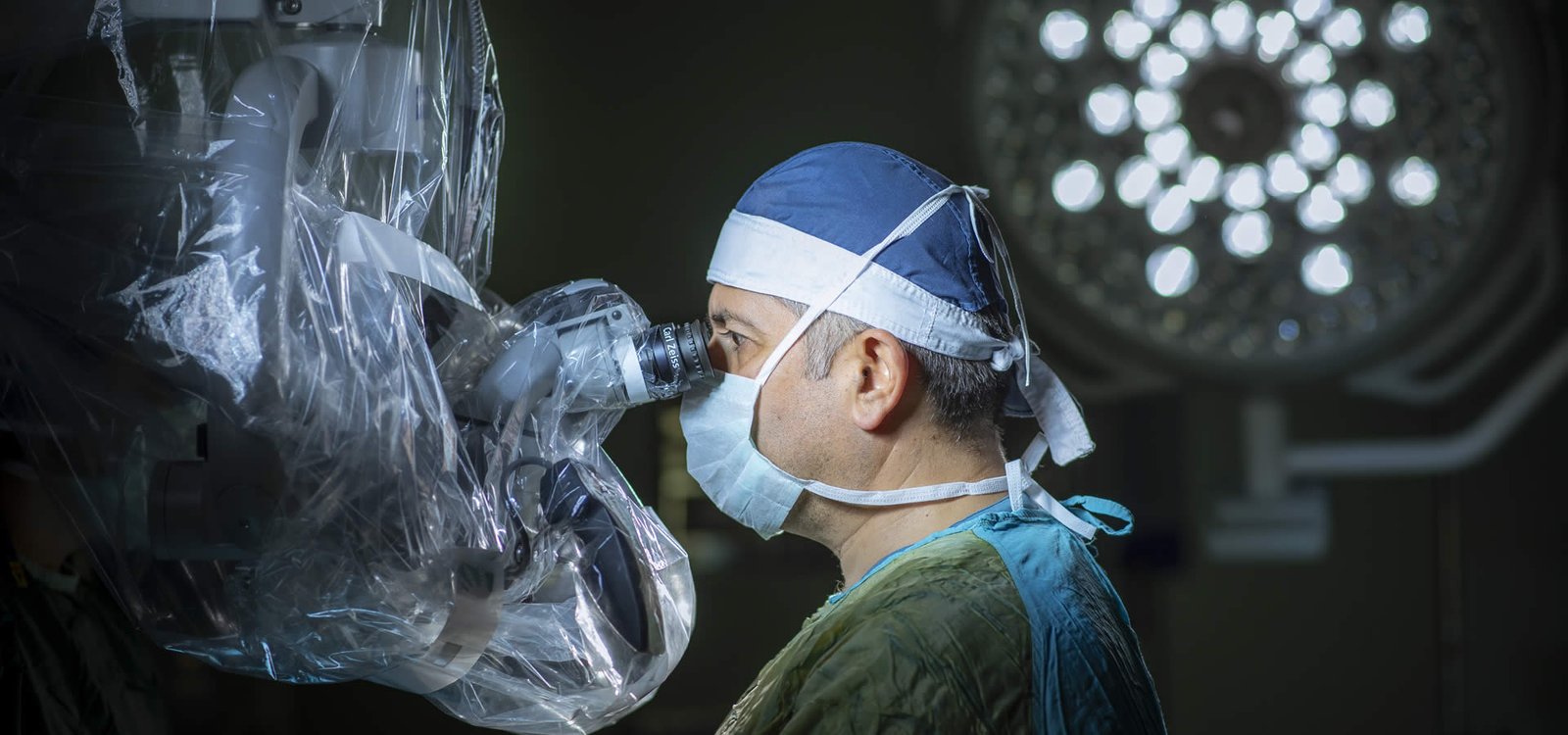 Dr. Özcan Aslan während eines neurochirurgischen Eingriffs